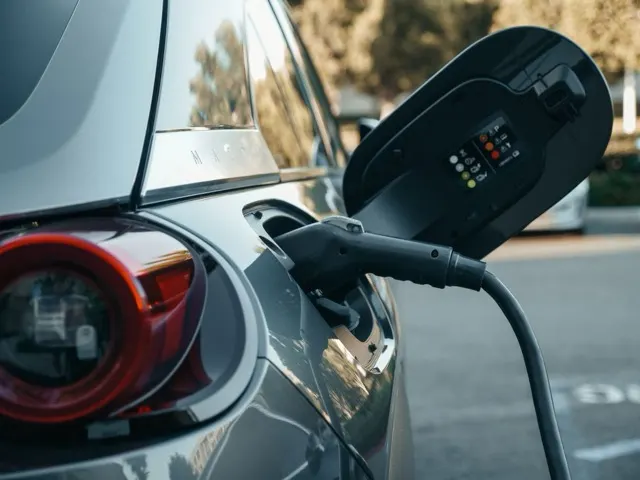 Elektromos jármű töltőkábelének csatlakoztatása közelről